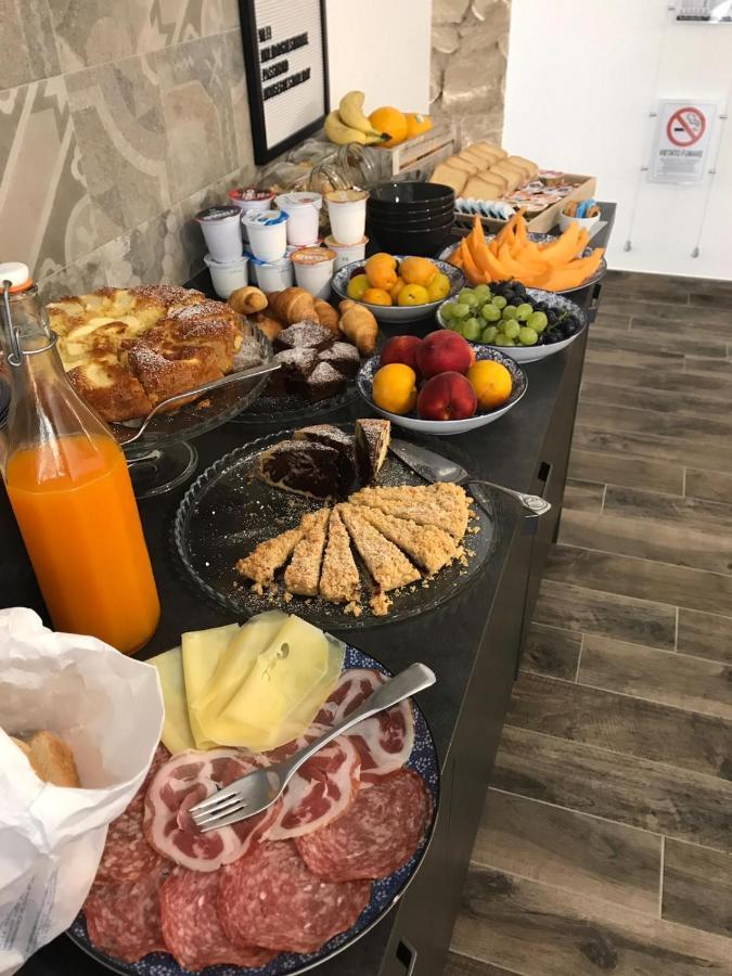 Holiday Guesthouse Salerno Bagian luar foto