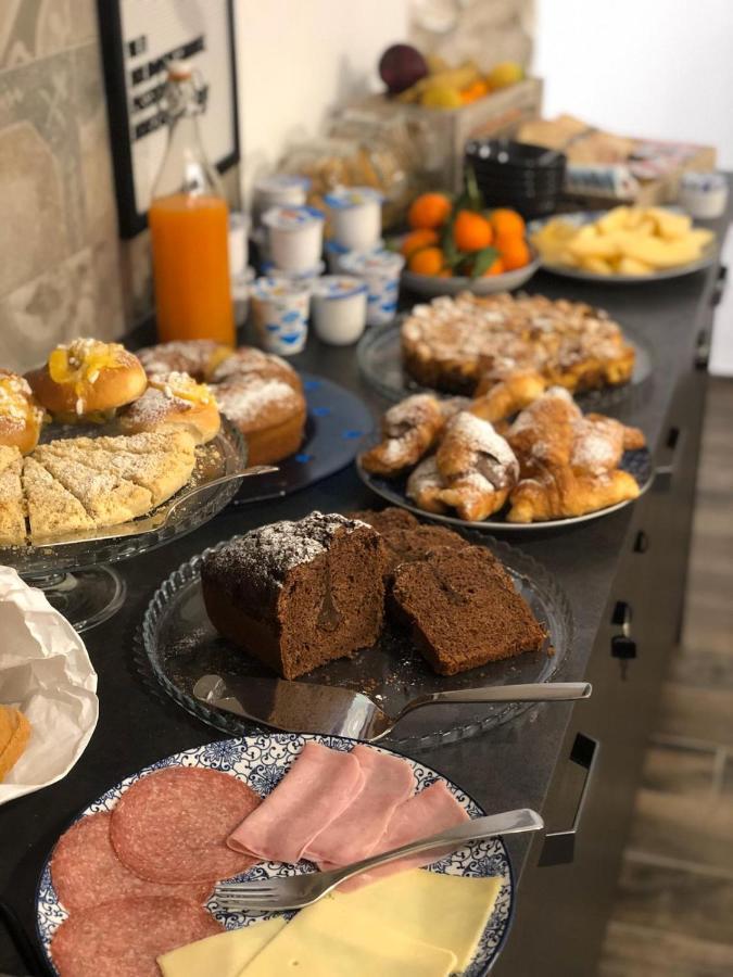 Holiday Guesthouse Salerno Bagian luar foto