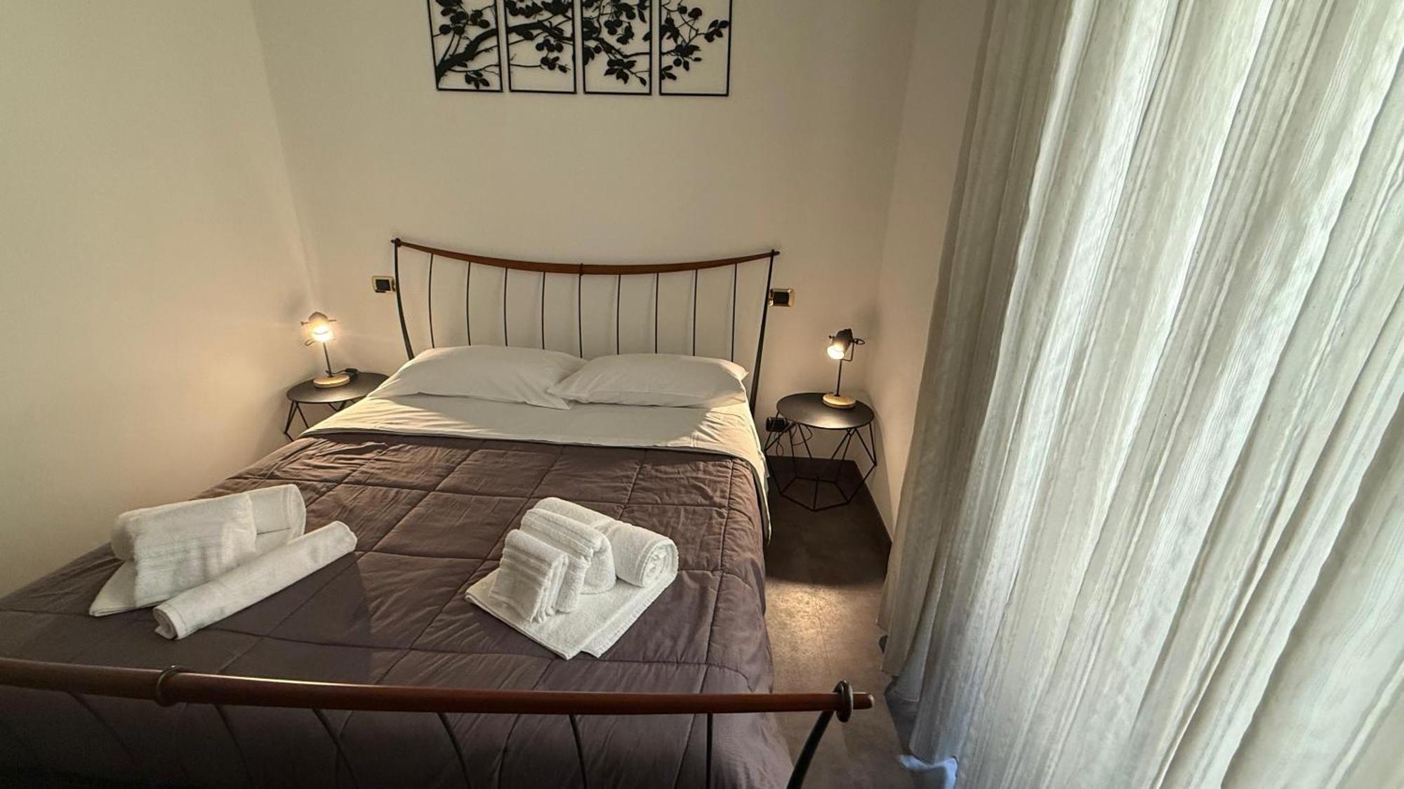 Holiday Guesthouse Salerno Bagian luar foto